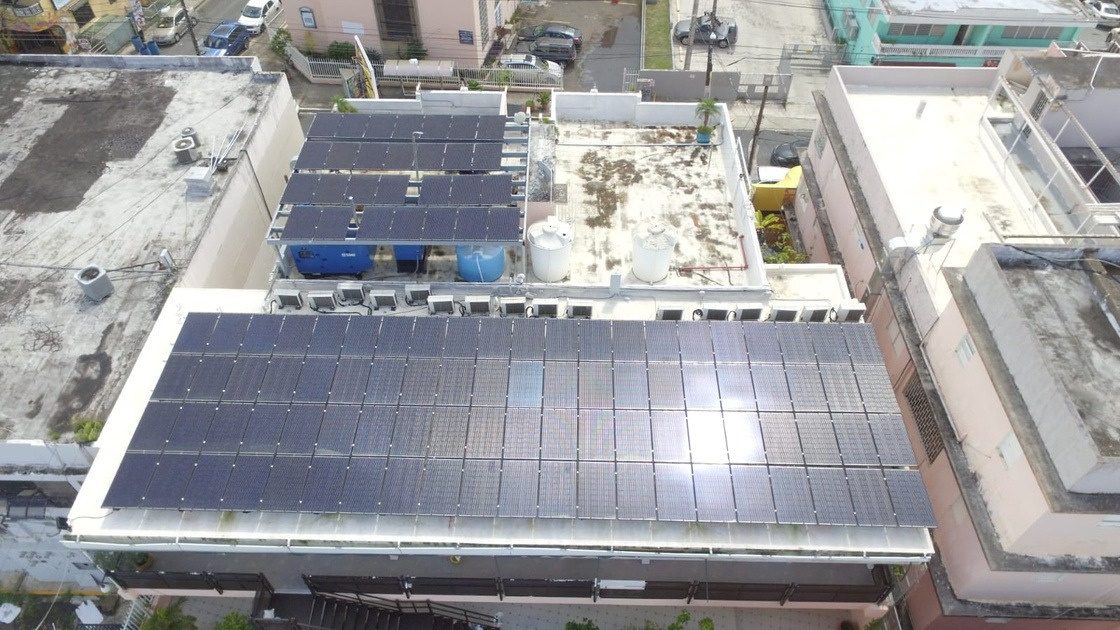 Vista aérea del sistema solar del Hotel Dream's en Río Piedras