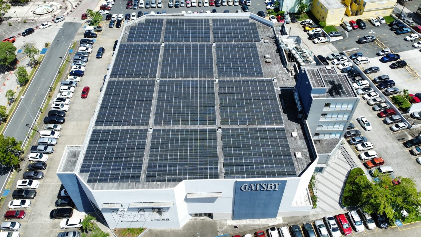 Vista de dron del techo de la tienda Gatsby en Caguas cubierto de paneles solares