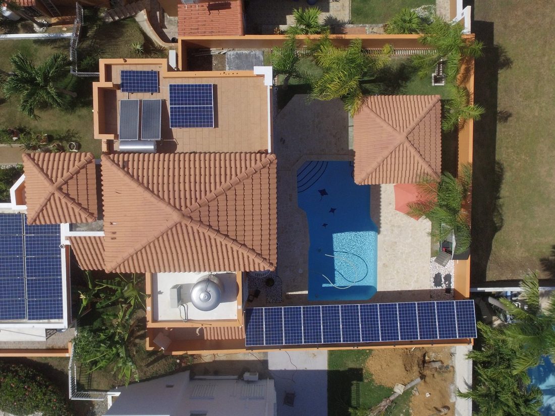 Vista aérea de una residencia en Puerto Rico con paneles solares en el techo
